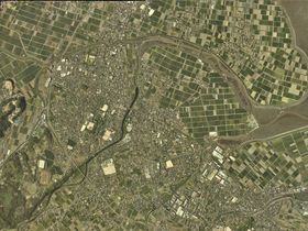 가시마시 중심부 주변의 항공 사진.2014년 5월 2일 촬영한 6장을 합성 제작. 국토교통성 국토지리원 [https://mapps.gsi.go.jp/ 지도・항공 사진 열람 서비스]의 항공 사진을 기반으로 제작.