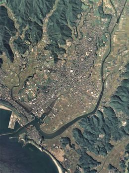 구시마시 중심부 주변의 항공 사진.2008년 10월 15일 촬영한 4장을 합성하여 제작. 국토교통성 국토지리원 [https://mapps.gsi.go.jp/ 지도·항공 사진 열람 서비스]의 항공 사진을 기반으로 제작.