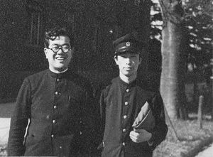 1935년 시라이시 잇세이와 함께 있는 이토(오른쪽). 시라이시는 후에 수학자가 되었다.