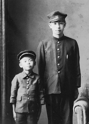 이토 기요시(오른쪽)와 1937년 이토 세이조. 세이조는 기요시의 형제이다. 세이조는 나중에 수학자가 되었다.