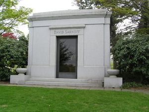 사르노프의 묘소, 켄시코 묘지