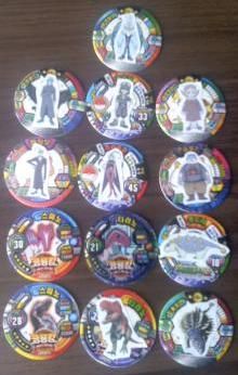 미디어 프랜차이즈 공룡킹의 캐릭터가 등장하는 딱지