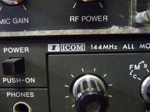 1980년대까지 사용된 구 로고 (중앙). IC-251.