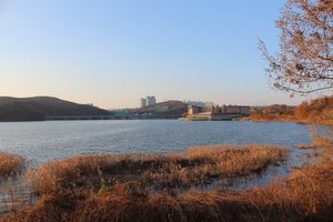 기흥저수지 하류쪽에서 바라본 곳은 왼쪽으로 매미산 우측으로 청명산