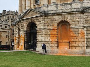 2023년 10월 저스트 스톱 오일 시위 이후 래드클리프 카메라 입구에 주황색 페인트가 칠해진 모습