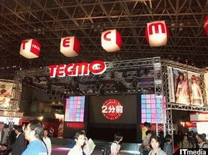 2005년 도쿄 게임 쇼에서 공개된 데드 오어 얼라이브 4 홍보물