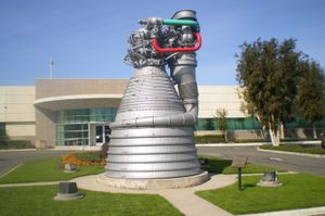 프랫 & 휘트니(현재 Aerojet Rocketdyne)이 전시한 미발사 F-1 엔진, 로스앤젤레스 카노가 파크