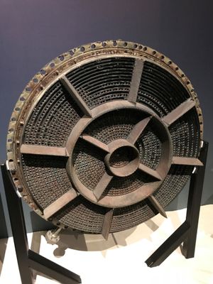 시애틀 비행 박물관(Museum of Flight)에 전시된 아폴로 12호 임무에서 회수된 F-1 엔진 인젝터.