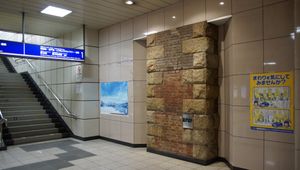 1899년부터 1994년까지 고시가야역과 기타코시가야역 사이의 옛 아라카와강 위에 있던 철도 고가교에 사용되었던 벽돌. 이 벽돌은 1995년 12월에 역에 기념물로 설치되었다.