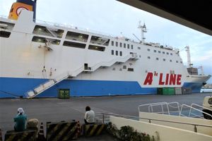 나하항에 정박 중인 페리 아케보노 (2대)