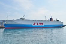 시부시항에 정박 중인 류큐 익스프레스 5