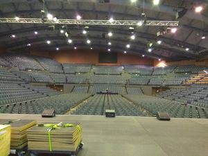 좌석이 완전히 채워진 경기장