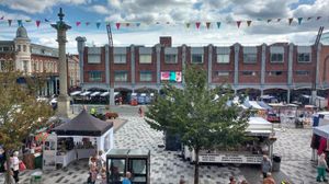 하이 스트리트, 배경의 캐슬게이트 상점들은 철거될 예정이다.