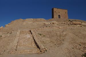 언덕 꼭대기에 있는 아기르(곡물 저장소)