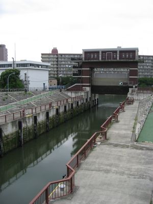 아라카와 록 게이트(앞은 아라카와, 뒤는 구 나카가와)