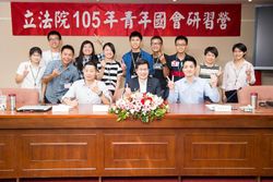 2016년 입법원에서의 젊은 초당파 간담회 (앞줄 오른쪽 장완안, 왼쪽 린창쭤)