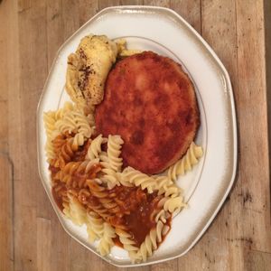 야크부르스트로 만든 예거슈니첼, 푸실리와 토마토 소스