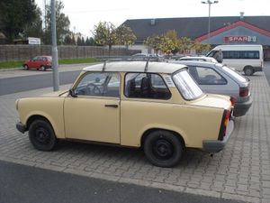 2015년 5월 헝가리 주차장에 있는 동독 트라반트 자동차