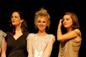 발베르데 (오른쪽)는 2009 TIFF에서 동료 크랙스의 출연진 에바 그린과 주노 템플과 함께