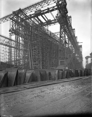 건조 중인 올림픽. Arrol Gantry가 배 위로 높이 솟아 있는 것을 볼 수 있다. 타이타닉의 용골이 왼쪽에 보인다.