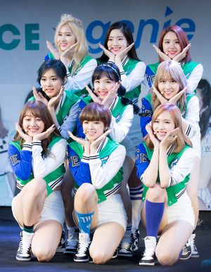 2016년 5월 트와이스가 "Cheer Up"을 공연하는 모습