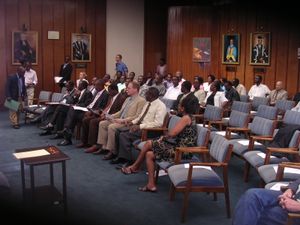 짐바브웨 대학교 평의회 회의실. 전 부총장들의 초상화(왼쪽부터): 로버트 크레이그, 레너드 루이스, 월터 캄바 및 고든 차분두카.