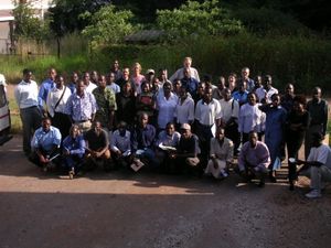 짐바브웨 대학교 공과대학의 대학원 수자원 학생들과 교수 및 강사.