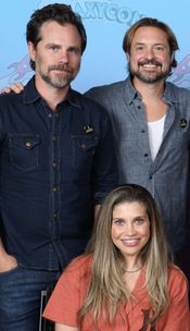 2023년 전 동료 배우이자 팟캐스트 공동 진행자인 윌 프리들과 다니엘 피셸과 함께 있는 라이더