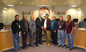 2020년 호피 지도자들과 만나는 톰 오할러런 의원