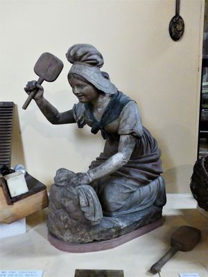 세탁부의 테라코타 조각상(18세기)