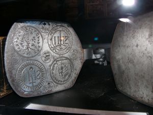 종교적 상징이 새겨진 성찬 빵을 굽는 데 사용되는 성체 누름틀. 초기 와플 기계는 이와 같은 성체 누름틀과 함께 개발되었다.