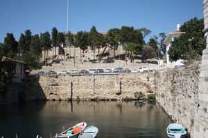 항구 근처의 역사적인 건물