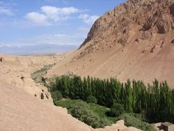화염산 아래 절벽에 위치한 베제클리크 천불동