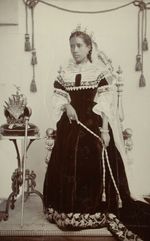 왕관과 홀 옆에 선 여왕의 모습