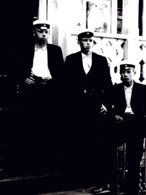 군나르 노르드스트룀 (왼쪽)과 1900년경 학생모를 착용한 두 명의 고등학교 졸업생.