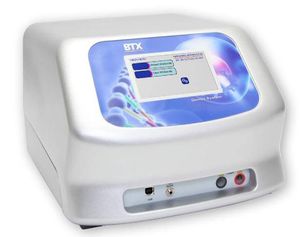 생체 외(in vitro), 생체 내(in vivo), 부착 세포 및 96웰 전기천공 응용 분야에 사용되는 사각파 및 지수 감쇠 파형의 전기천공기. BTX 하버드 어파라투스(BTX Harvard Apparatus, 홀리스톤, MA, USA)에서 제조.