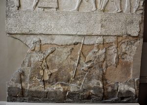 적 위에 서 있는 티글라트-필레세르 3세. 님루드의 중앙 궁전에서 출토된 얕은 부조.