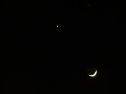 2008년 12월 1일 중국 취저우에서 관측된 달, 금성, 목성의 합.