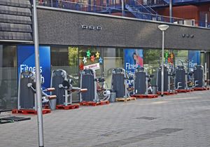 헬스장 밖으로 옮겨져 안전거리를 두고 배치된 운동 기구들. 델프트의 헬스장은 문을 닫았지만 사람들은 여기서 운동을 할 수 있다.