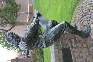 엥크하위전에 세워진 파울뤼스 포터르의 동상