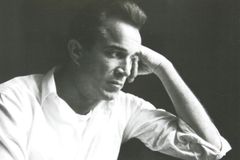 D.D.던컨 도쿄도 주오구 쿄바시의 타임・라이프 도쿄 지국에서.촬영, 미키 준, 1950년 6월, 니코르 8.5cmF2 사용.