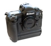 니콘 D1X. D1 시리즈에서 독특하게 D1X는 핸드 그립에 회색 줄무늬가 있었다(사진에는 없음).