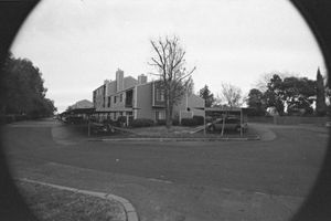 풀 사이즈 35mm 프레임에 DX 포맷 렌즈를 사용하여 생성된 비네팅