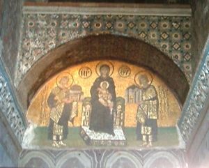 하기아 소피아의 모자이크 - 튀르키예. 팀파눔에 적용될 형태의 비잔틴 모자이크를 보여준다.