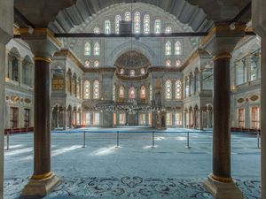 기도실 내부. 아치와 주두의 형태는 오스만 바로크 양식의 특징이다.