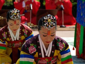 족두리를 쓴 한국 전통 무용