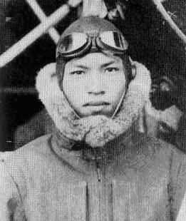 일본 제국 육군의 항공 부대에서 사용된 고글(시노하라 히로미치 준위)육해군 항공부대에서는 종래 전차안경(전차병용 방진 안경)이나 민간품, 수입품이 혼용되었지만, 1937년에 고토(예비역 육군 대좌)가 고안한 본 제품이 채택되었다. 몇 안 되는 육해군 공통 장비이며, 그 형태 때문에 「독수리의 눈 형태」라고도 불렸다