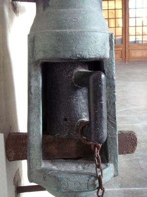 머그 모양의 약실과 이를 제자리에 고정시키는 쐐기가 있는 후장식 회전포