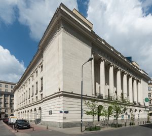 오늘날의 바르샤바 필하모닉 콘서트 홀. 아케이드 위의 전면부 기둥이 재현되었다.