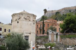 2021년 모습. 아크로폴리스가 뒤편으로 솟아 있다. 방문객들 사이에 현관 파편들이 놓여 있고, 로마 시대 수도교 잔해가 오른쪽에 있다.